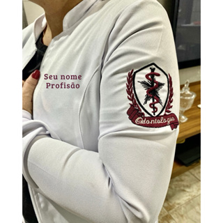 Jaleco branco feminino bordado nome + logo diversas profissões gola padre com punho e zíper em Oferta na Shopee