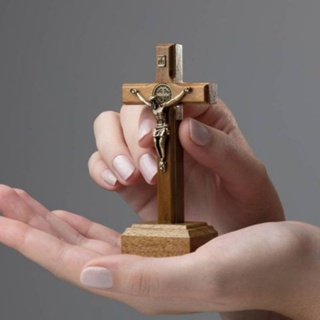 Crucifixo de Madeira Para Mesa com Medalha São Bento - 9cm em Oferta na Shopee