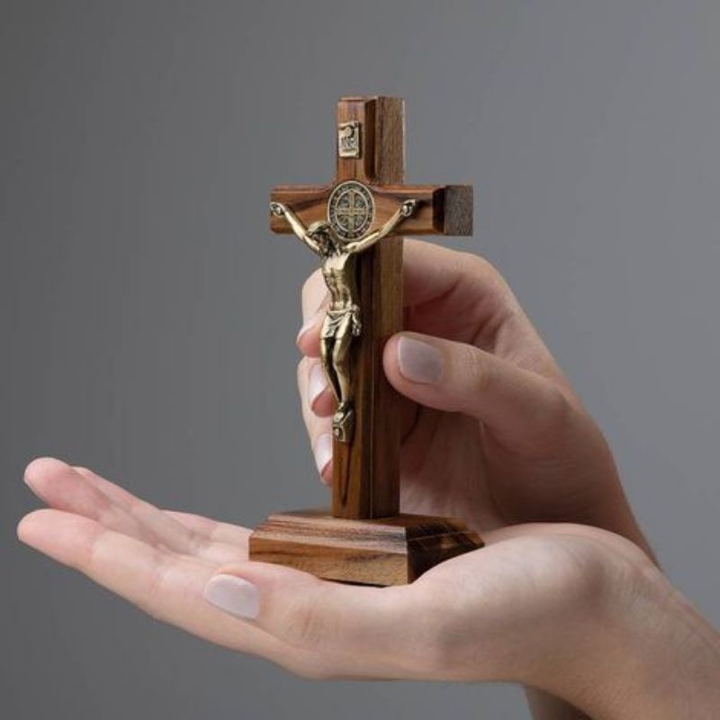 Crucifixo de Madeira Para Mesa e Parede com Medalha de São Bento Ouro Velho / Onix - 12cm