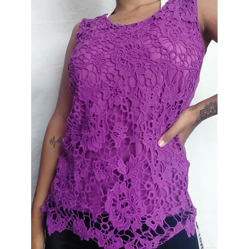Blusa roxa com detalhes de croche