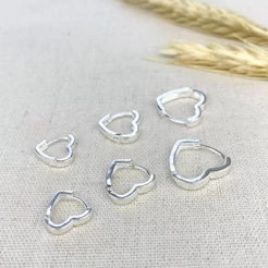 Kit 3 Pares Brincos Coração Feminino Banhado a Prata Pequeno Delicado Brilho Luxo