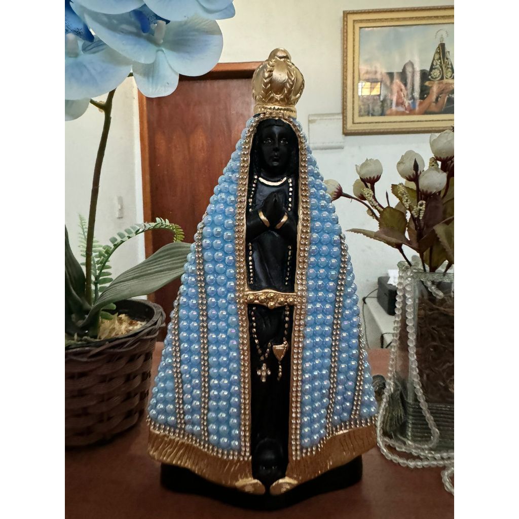 Imagem de Nossa Senhora Aparecida com pérola azul bebê e detalhada com strass dourado. Imagem da padroeira do Brasil