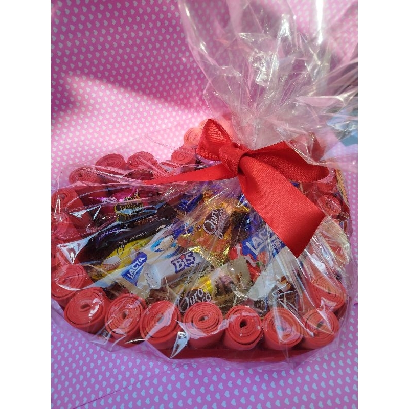cesta em formato de coração vermelho eva com chocolate