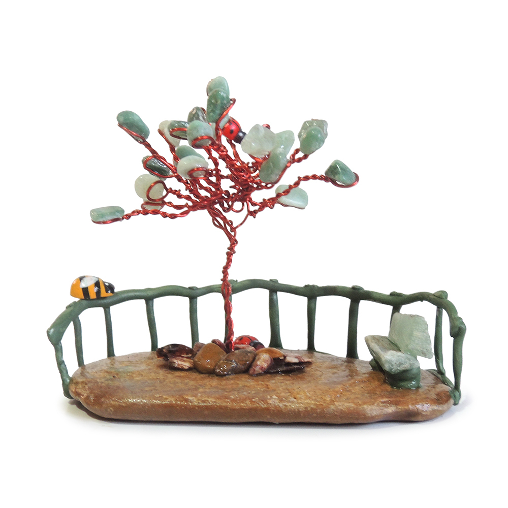 Árvore decorativa de pedras naturais semipreciosas Quartzo verde e base pedra de rio 9cm