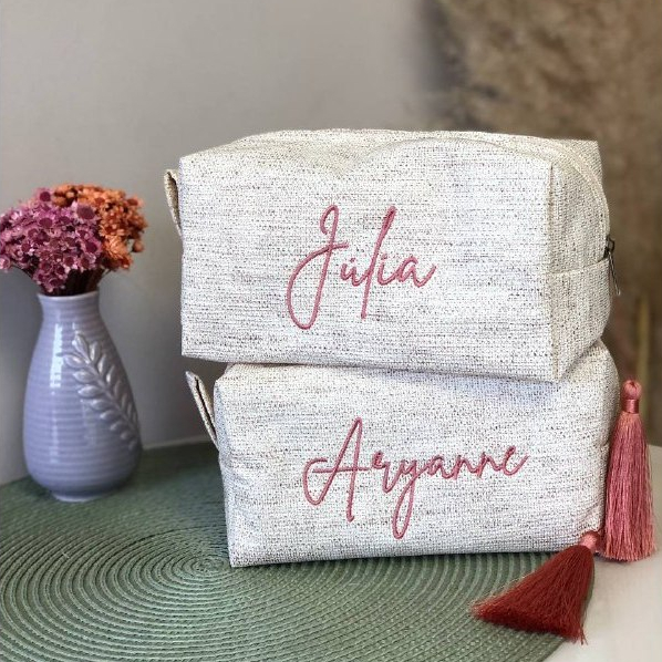 Necessaire Personalizada tamanho G  (cada)  Madrinha, Mãe da Noiva,Mãe do Noivo, Noiva.