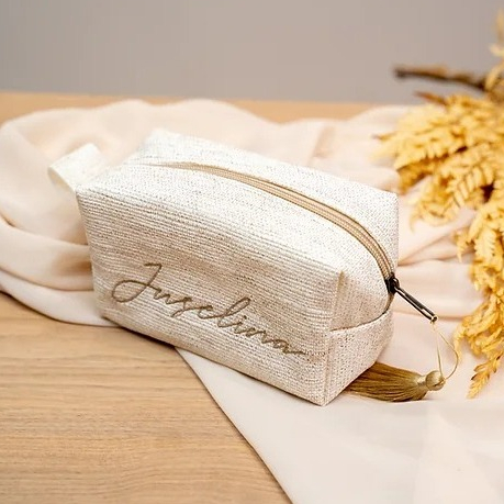 Necessaire Personalizada tamanho M, Madrinha, Mãe da Noiva,Mãe do Noivo, Noiva. (valor unitário) em Oferta na Shopee