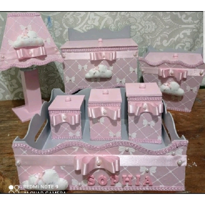 Adorável e Delicado: Kit Higiene Bebê 8 peças Tema Nuvem Nome Bebe Decoraçao Quarto Bebe Farmacinha Porta Retrato