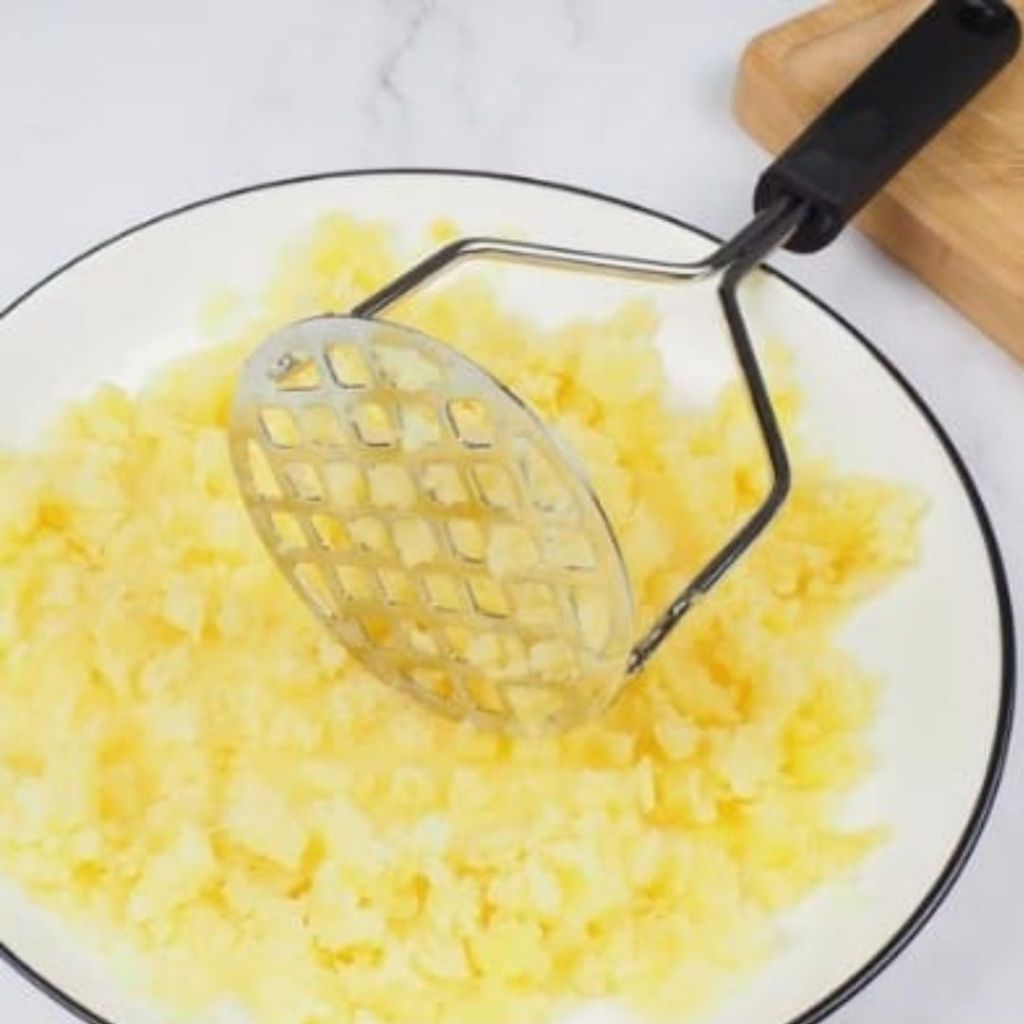Amassador Batatas Espremedor Manual Legumes Multiuso Aço Inox Com Cabo Plastico Cozinha
