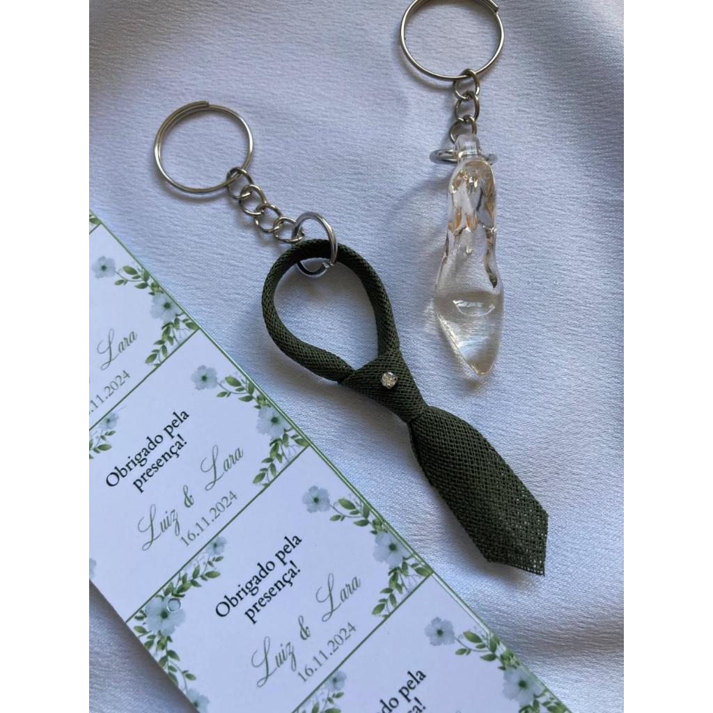 Kit de 25 chaveiros de mini gravatinhas + 25 sapatinhos com 50 Tags! em Oferta na Shopee