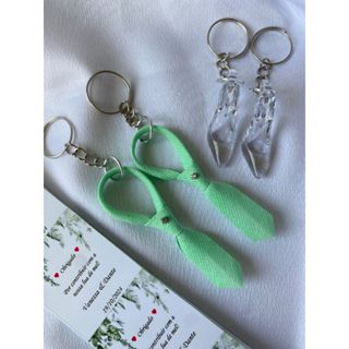 20 chaveiros de mini gravatinhas + sapatinhos com 20 Tags em Oferta na Shopee
