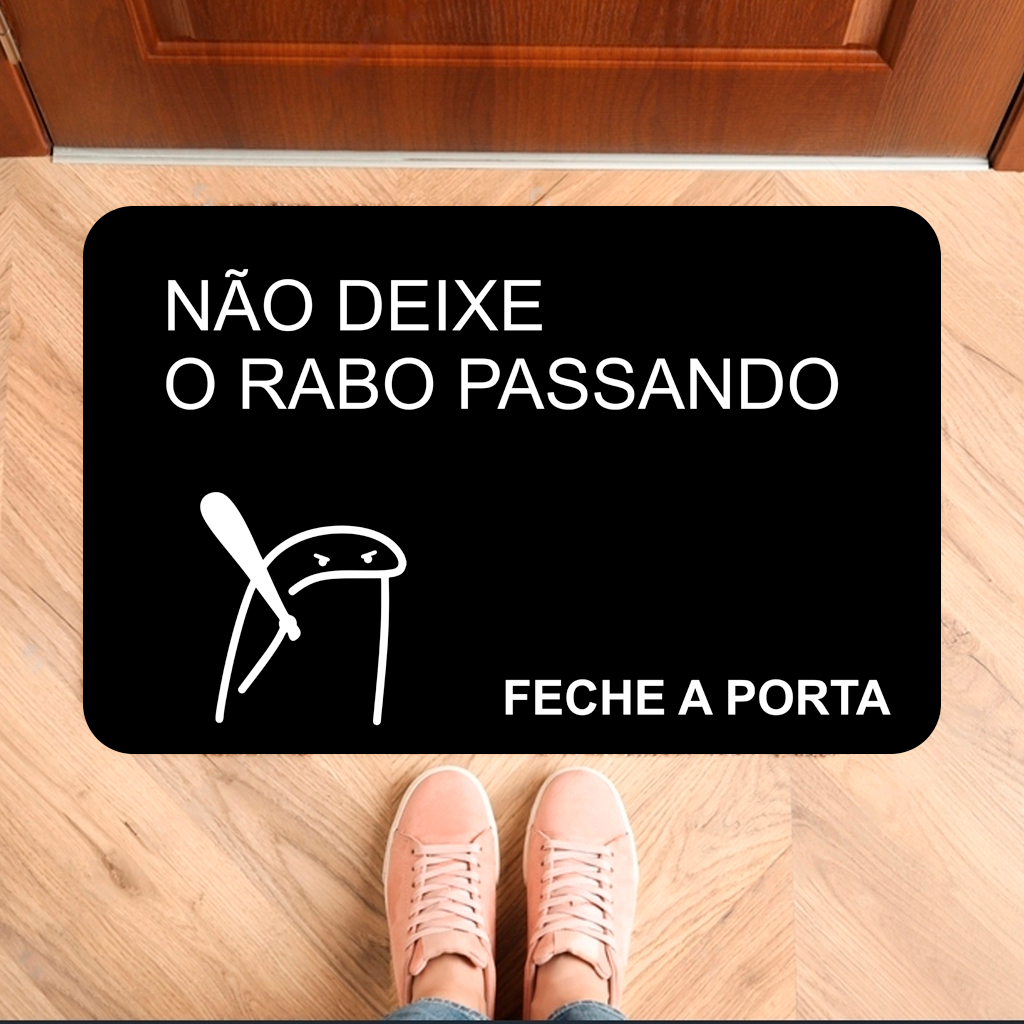 Tapete de Porta Antiderrapante Preto Flork Não Deixe o Rabo Passando Feche a Porta (tap 213)
