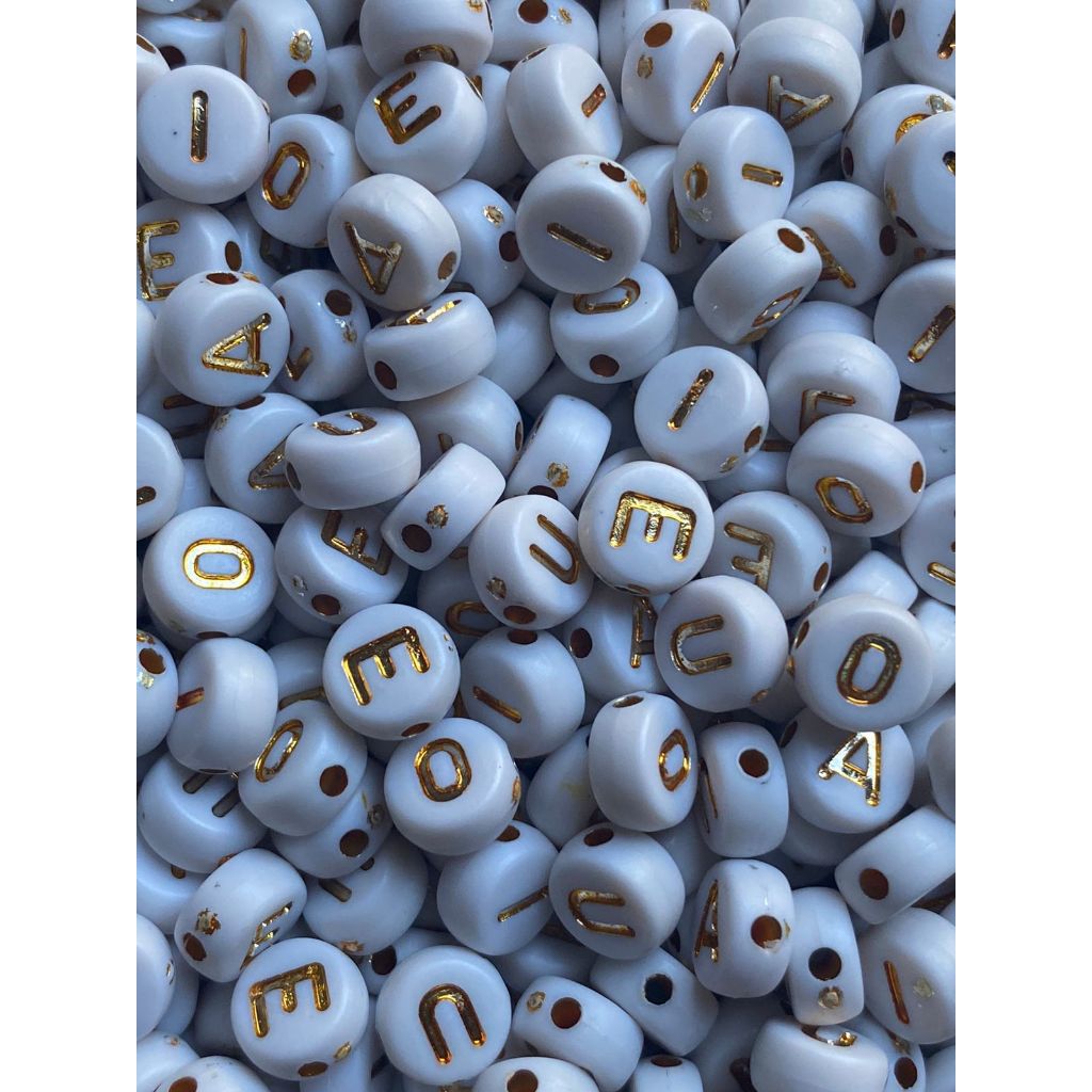 Miçanga Redonda Vogais Branca Com Letra Dourada 6mm em Oferta na Shopee