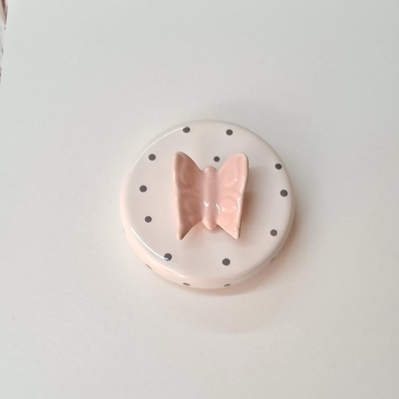 Tampa para pote em porcelana branca poá cinza com aplique borboleta rosa