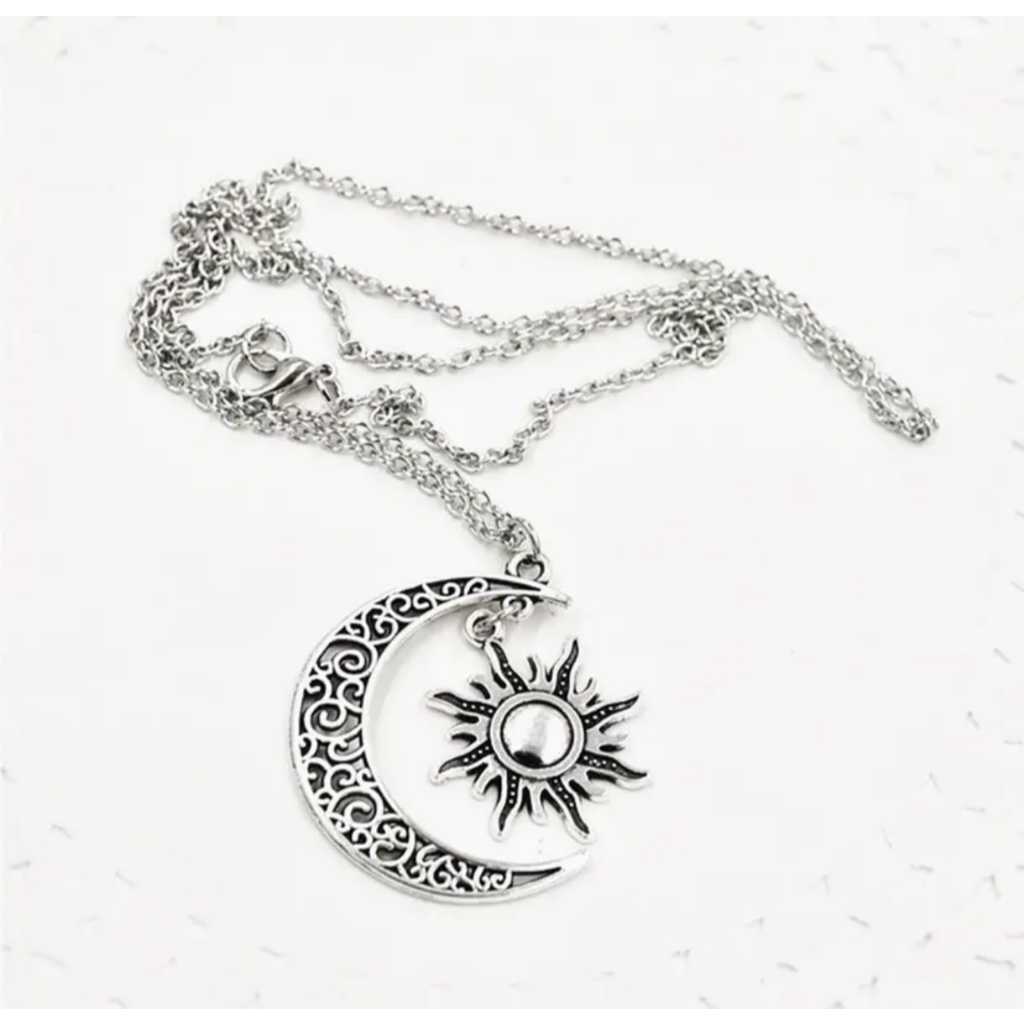 Colar Lua e Sol Pingente Duplo Corrente Aço Inox Aesthetic Indie Alternativo Moon Sun Presente