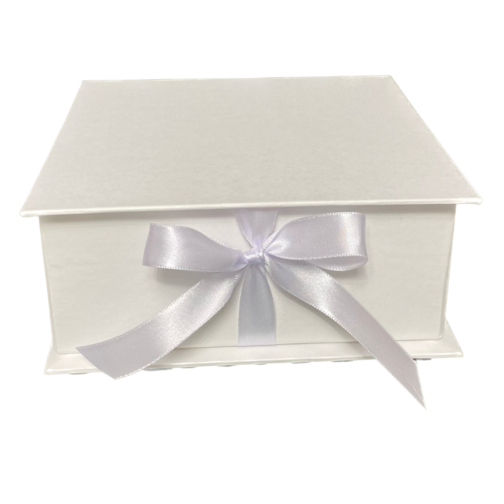 Caixa Cartonada Modelo Livro 20x18x6cm com fecho de Fita de cetim em Oferta na Shopee