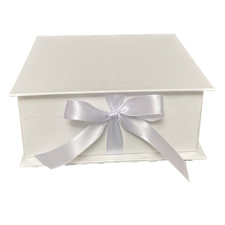 Caixa Cartonada Modelo Livro 20x18x6cm com fecho de Fita de cetim em Oferta na Shopee