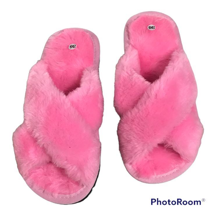 Pantufa Pelucia Cruzada Adulto Unissex, Super Confortáveis e Antiderrapante