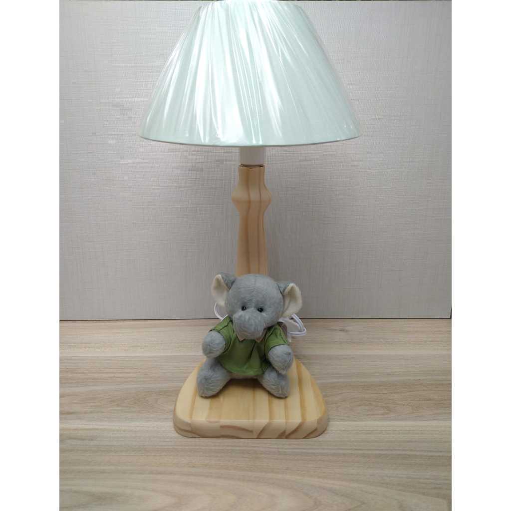 Abajur Luminária de Pinus Torneada Natural Safari Elefantinho com Cúpula de Tecido Verde Bebe