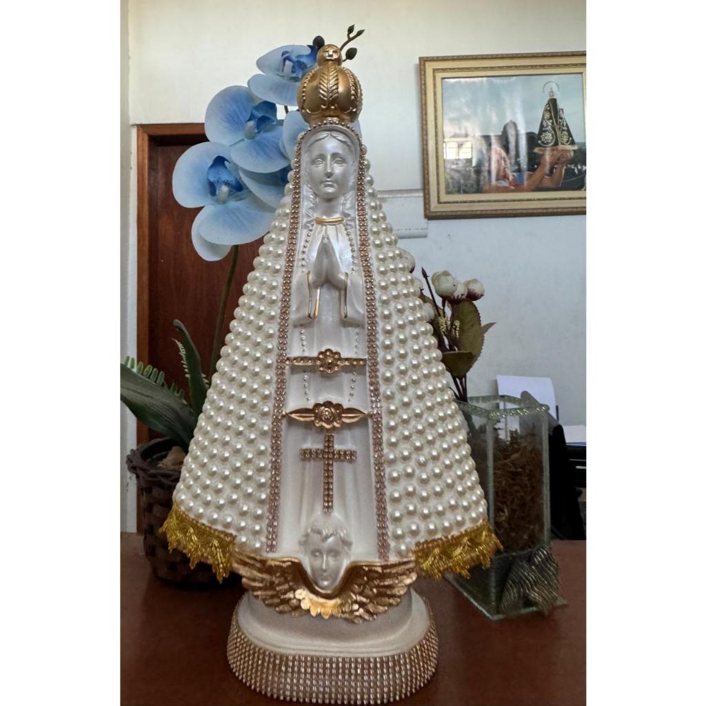 Imagem de Nossa Senhora Aparecida com pérola bege em 40cm detalhada com strass dourado