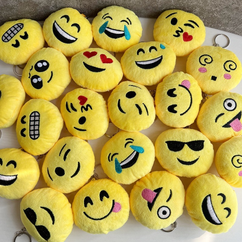 Kit com 1 - 12 Chaveiro emoji pelúcia pronto para entregar em Oferta na Shopee