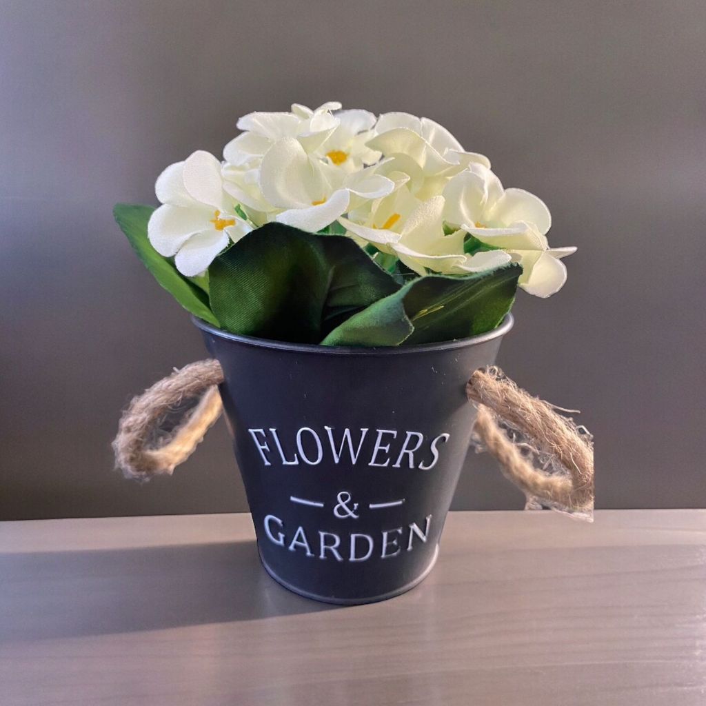 Vaso Vasinho Flowers Gardens Preto Plástico + Buquê Violeta Artificial Folhagem Decoração