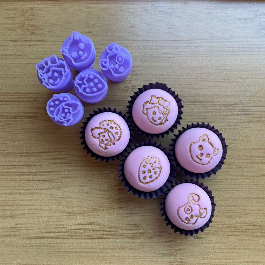 Carimbos para Doces Brigadeiro - Menina Morango em Oferta na Shopee