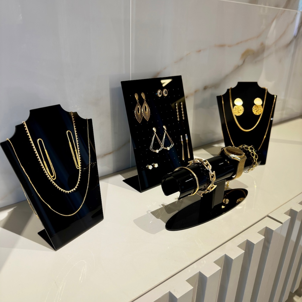 Kit de Suporte Expositores Bracelete Brincos 120 furos Colar Bijuterias e Joias de Acrílico Preto em Oferta na Shopee