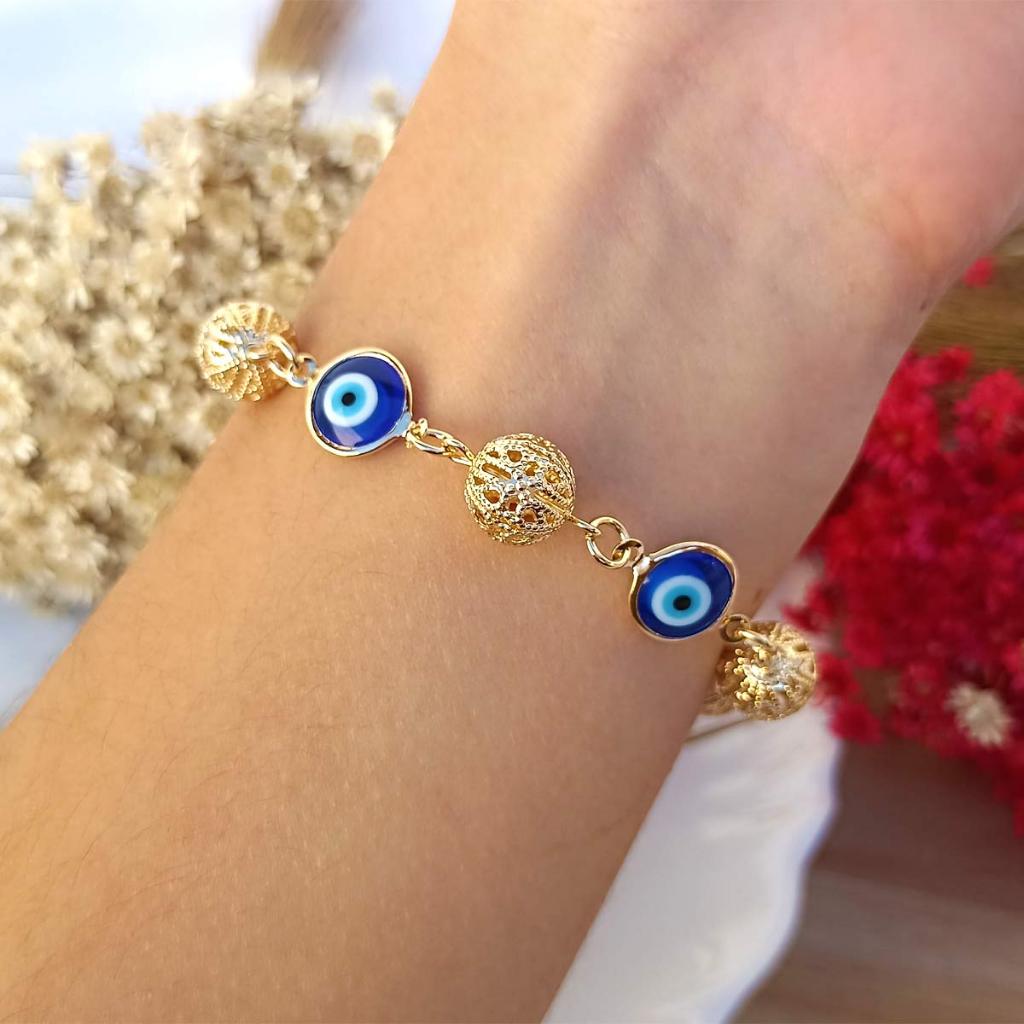 Pulseira Bolas Vazadas Intercaladas com Pingentes de Olho Grego Folheada em Ouro 18K Softjoias