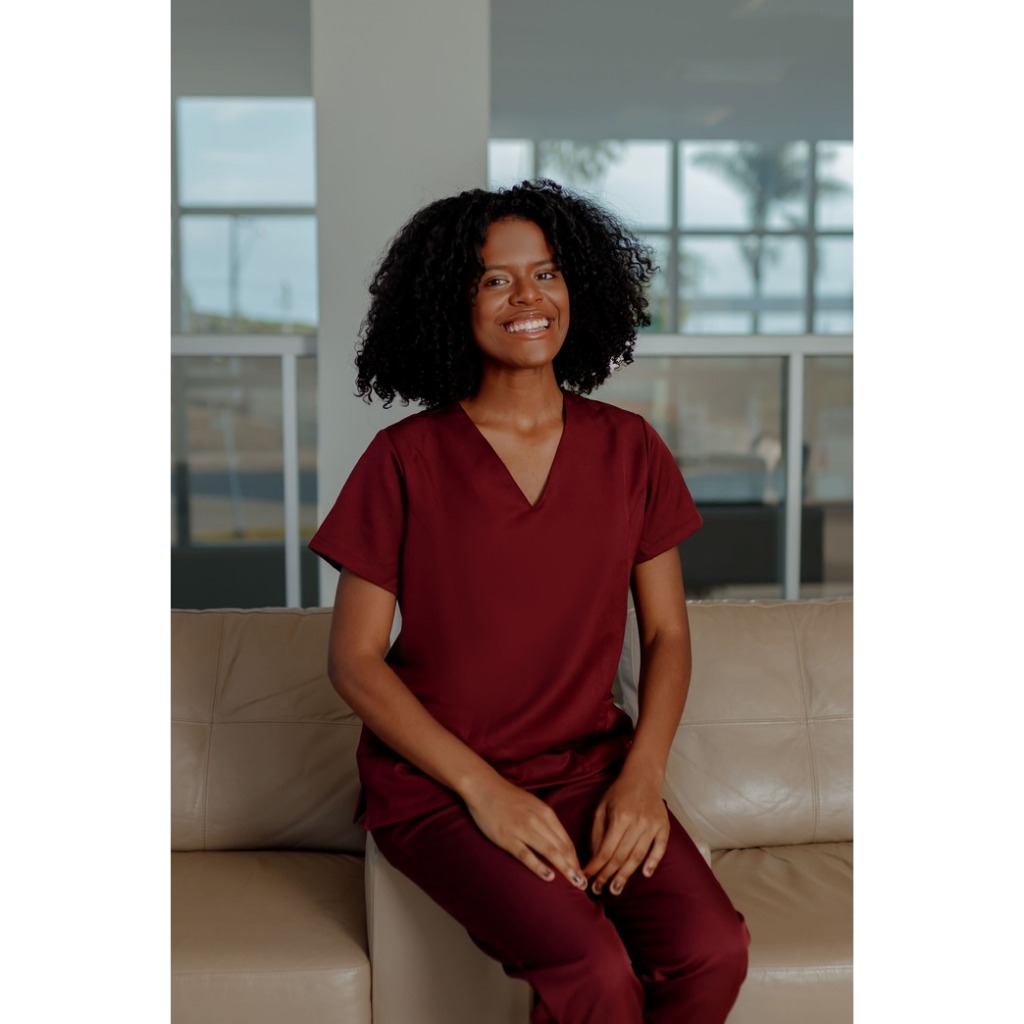 Conjunto Pijama Cirúrgico Bordô Scrub Hospitalar Feminino Tecido Gabardine