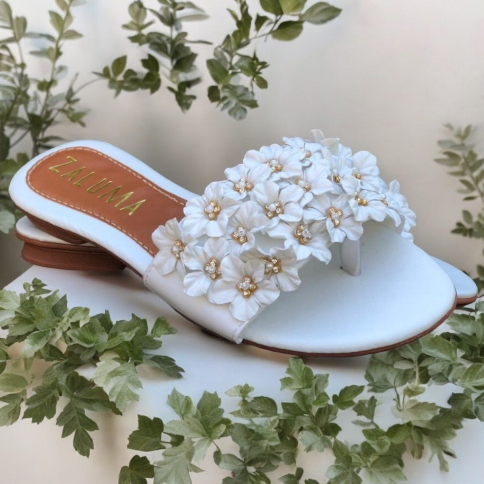Rasteirinha Feminina Com Flores Bordadas e Strass / Chinelo com Pala