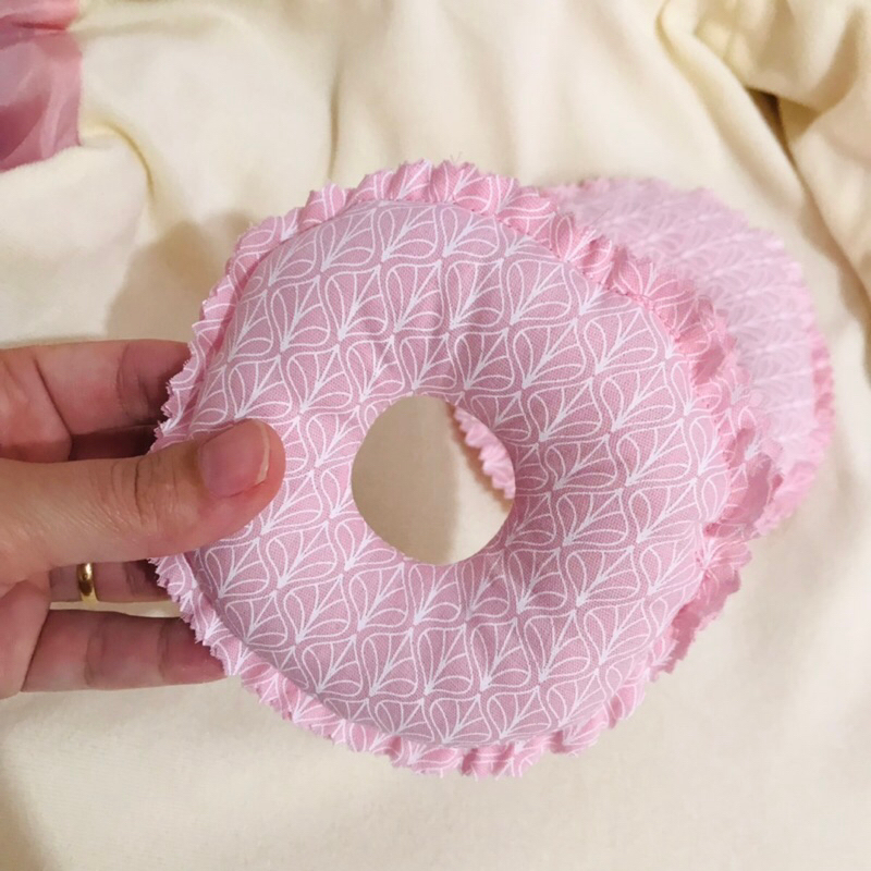 Par de Rosquinhas de Amamentação em Tecido 100% Algodão (ESTAMPAS ALEATÓRIAS)