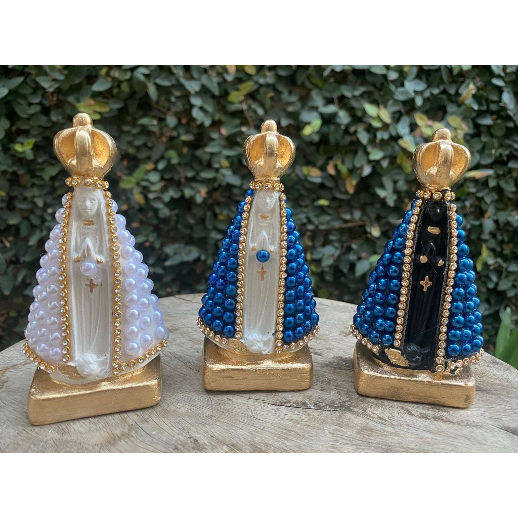 Imagem Nossa Senhora Aparecida 10cm com base quadrada coroa fixa detalhes com Pérola e strass, pintura a base de resina em Oferta na Shopee