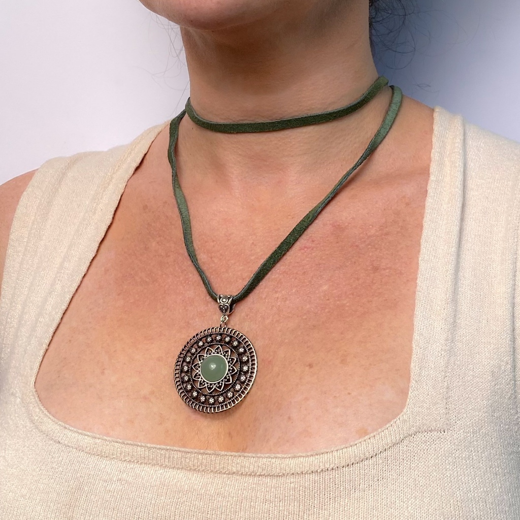 Colar feminino duas voltas em couro com pedra quartzo verde