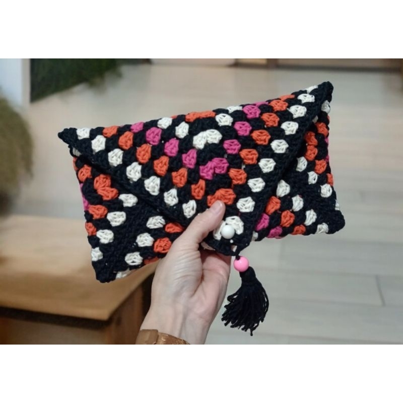 Capa livro Kindle tablet clutch queridinha crochê moda bolsa carteira square tiktok