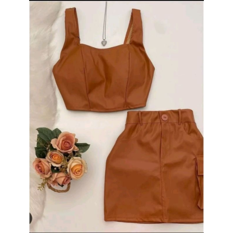 conjunto Feminino Cargo Saia e Cropd  Couro Fake