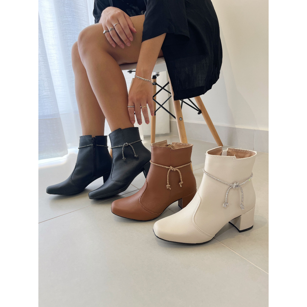 Bota Feminina Com Brilho Salto Baixo Grosso Bico Quadrado Confortável Cano Curto