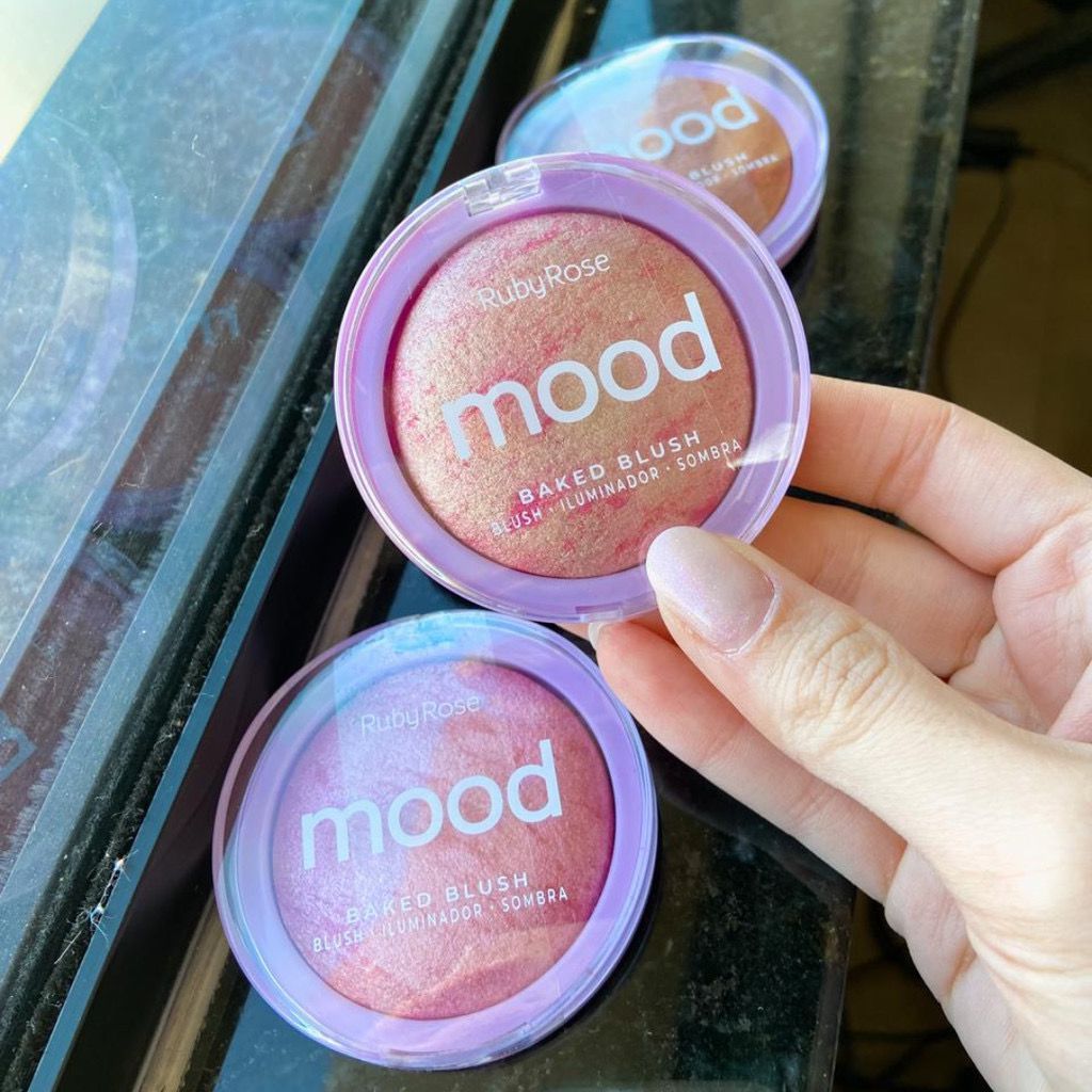 Blush Baked Mood Cintilante Glow Ruby Rose HB6117 pó bronzeador e iluminador para pele mais corada após a aplicação