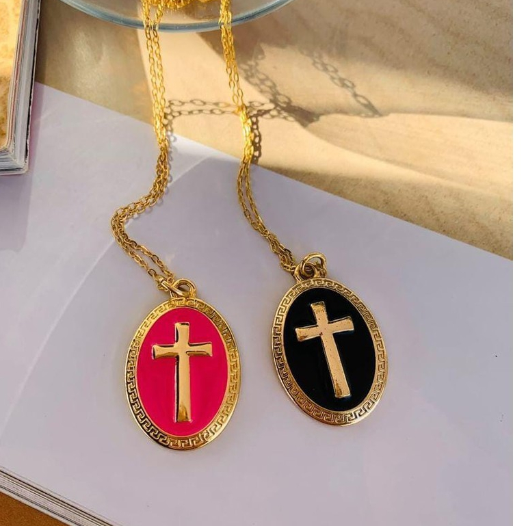 Colares religiosos Semi Joia com pingente de cruz esmaltada rosa e preto