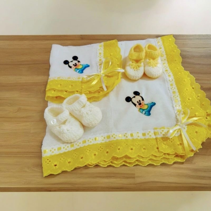 kit fralda e sapatinho de crochê Mickey na cor Mickey Amarelo