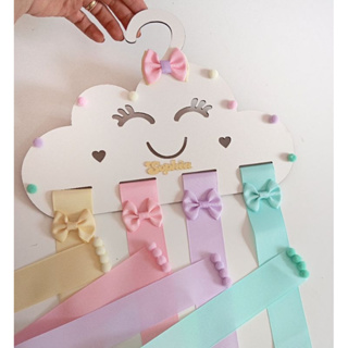 Porta laços com nome, organizador de laços e tiaras ,cabide de laços personalizado em mdf de menina com pompons colorido em Oferta na Shopee