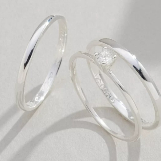 PAR DE ALIANÇAS DE NAMORO E COMPROMISSO EM PRATA 950 2mm FINA + SOLITÁRIO E GRAVAÇÕES