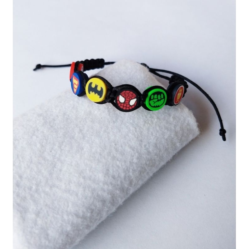 Pulseira infantil macramé todos os heróis juntos ajustável.