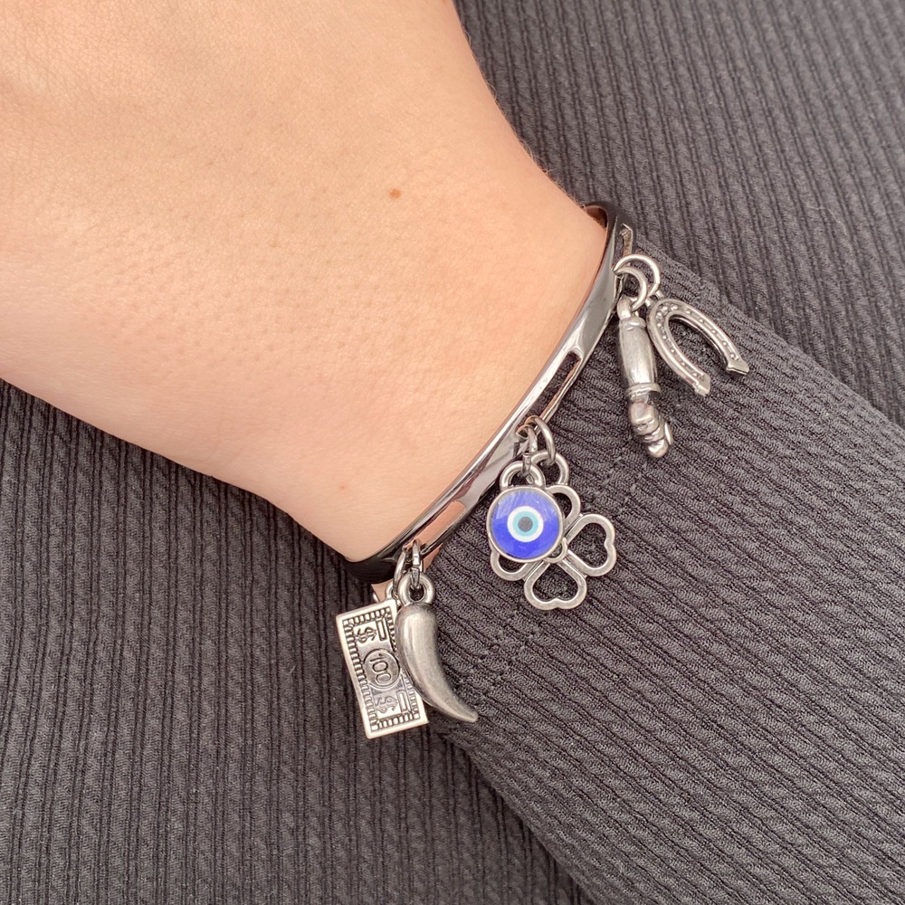 Pulseira da sorte em aro rígido estilo patuá com pingentes de Dinheiro, Pimenta, Olho Grego, Trevo, Figa e Ferradura
