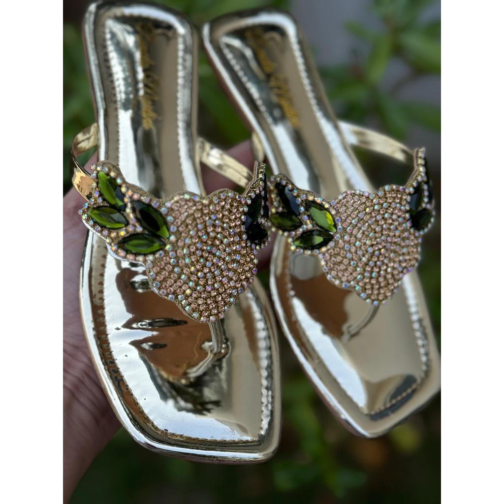 Sandália Feminina Rasteirinha Metalizada com Pedraria Folhas Coloridas super Confortável em Oferta na Shopee