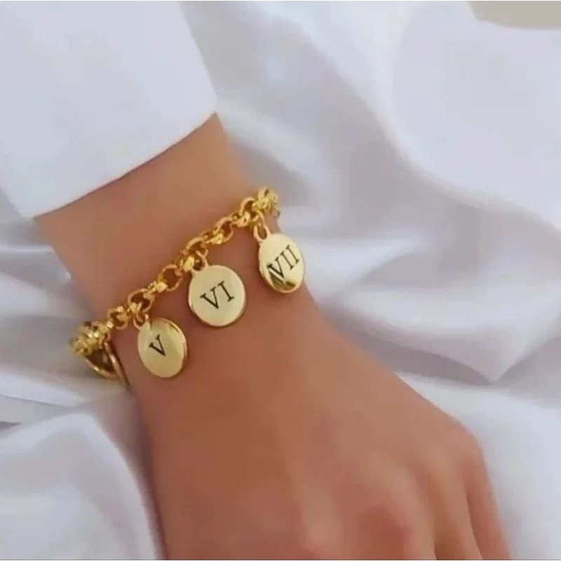 Pulseira Feminina Dez Mandamentos Berloques Ajustável Banho em Ouro 18K Antialérgica Semijoia
