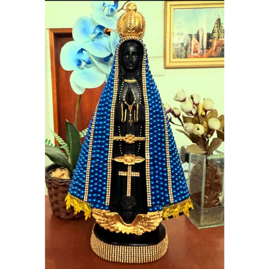 Imagem de Nossa Senhora Aparecida em 40cm com pérola e detalhada com strass dourado. Com o manto de meia pérola .