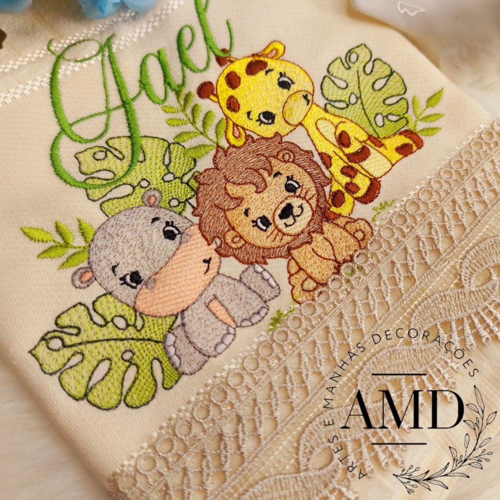 Toalhinha de Mão Personalizada Safari com Barrado em Guipir Artes e Manhas Decorações