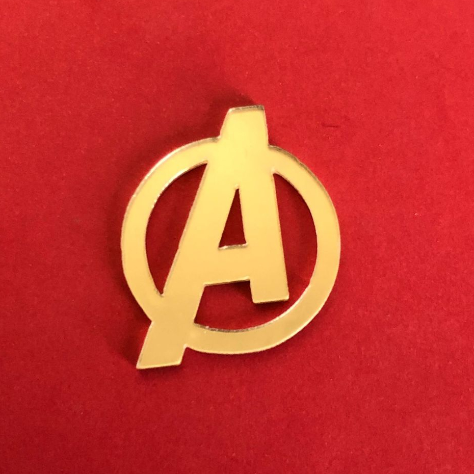 Aplique em Acrílico Espelhado Dourado " Símbolo do Vingadores " 4cm - Para Personalizados, Lembrancinhas e Artesanatos
