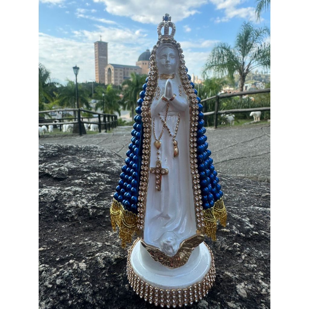 Imagem de Nossa Senhora Aparecida com coroa de metal, pérola, strass e babado dourado. Lindas imagens da padroeira do Brasil em 5 variações.