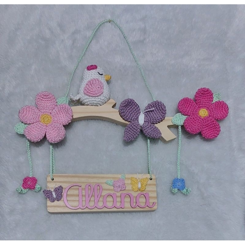 Borboleta e flores amigurumi em galho para porta maternidade - Bonecos de crochê Decoração quarto de bebê